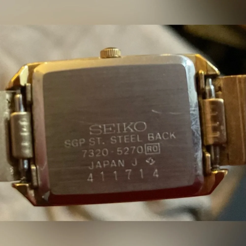 Seiko: Ladies quartz gold small square wrist watch
